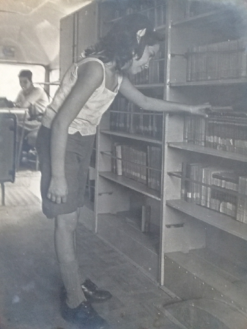 Foto de Los niños seleccionan los libros de su interés en el bibliobús. ca. 1963-1965. Colección de fotografías BNJM.